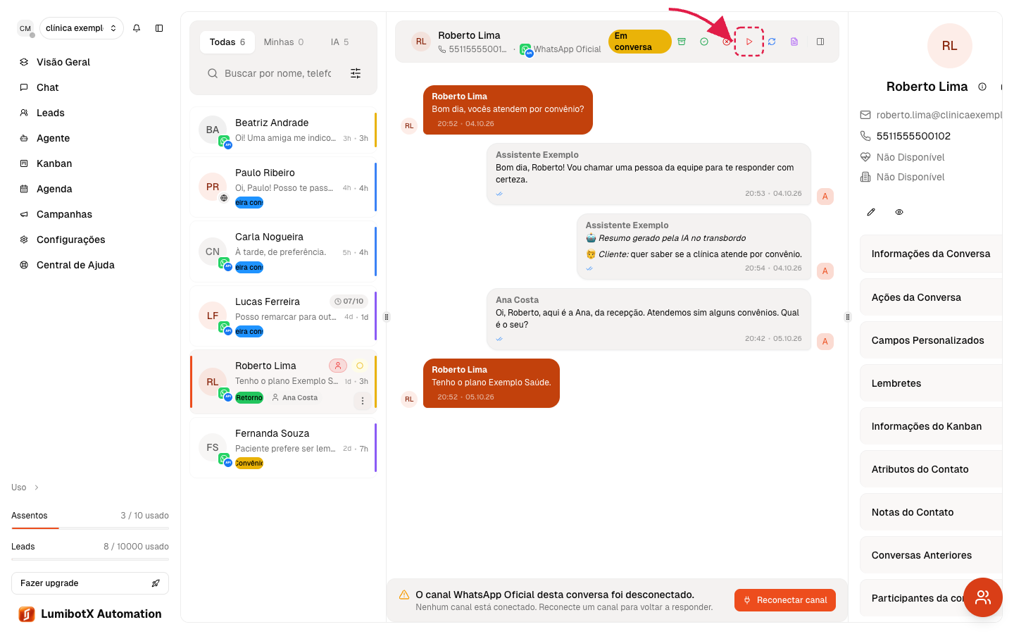 Cabeçalho da conversa com uma seta vermelha apontando para o botão de play vermelho que indica a IA pausada
