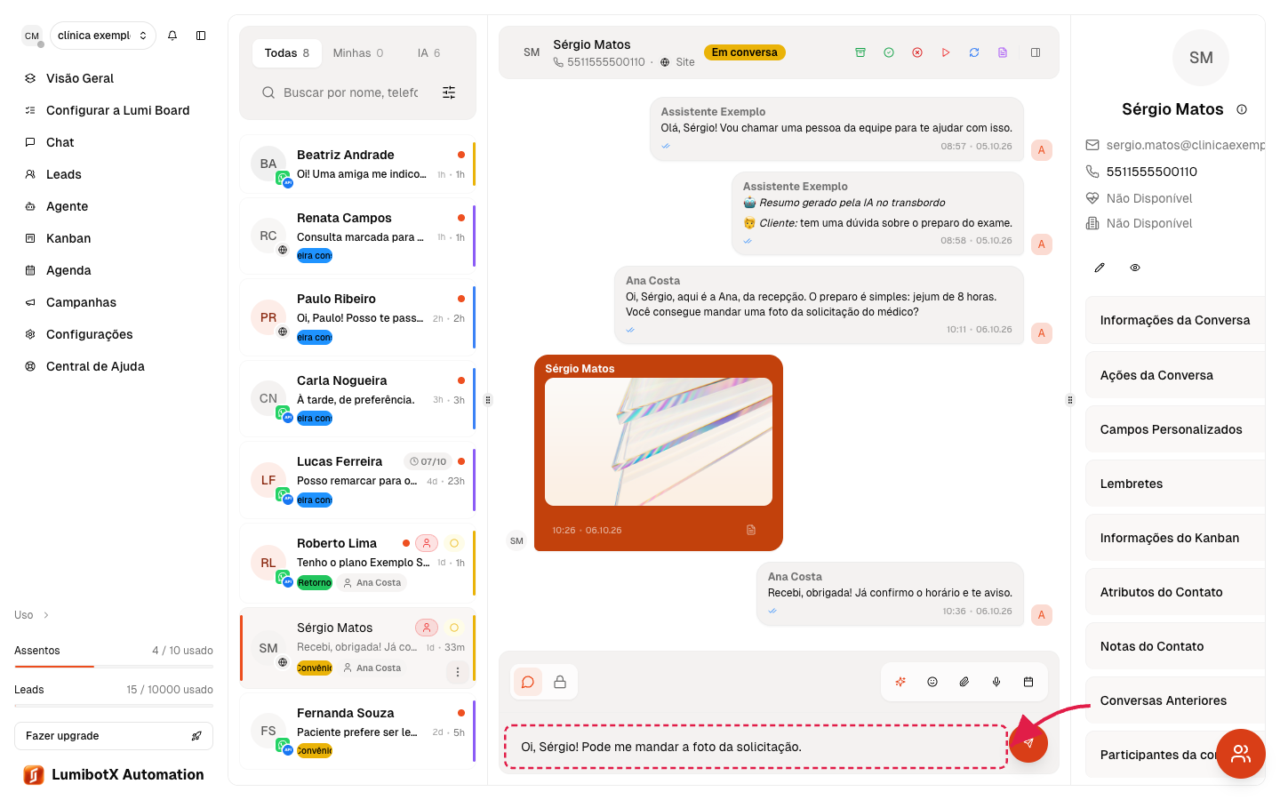 Campo de mensagem na conversa pausada com uma seta vermelha apontando para a resposta que o atendente está digitando