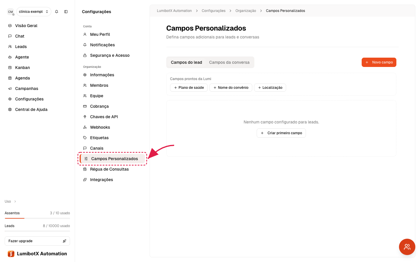Menu de Configurações aberto com seta vermelha apontando para "Campos personalizados" na seção Organização