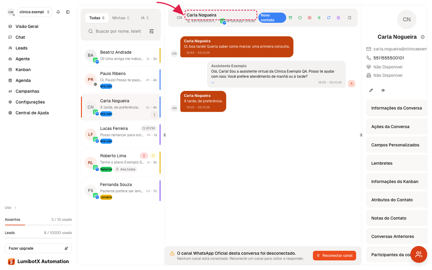 Conversa em andamento com uma seta vermelha destacando o nome do lead preenchido no topo