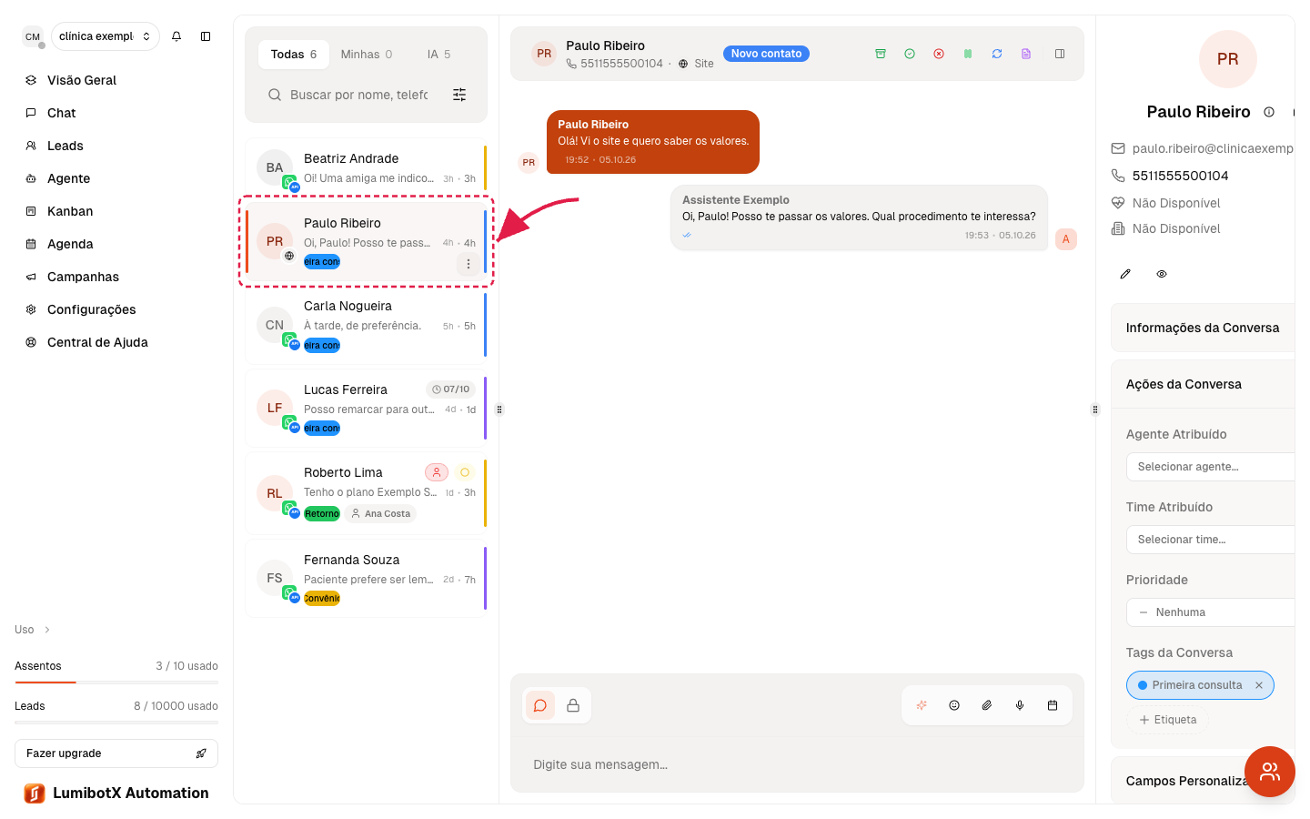 Chat aberto com uma conversa selecionada e uma seta vermelha apontando para a conversa na lista