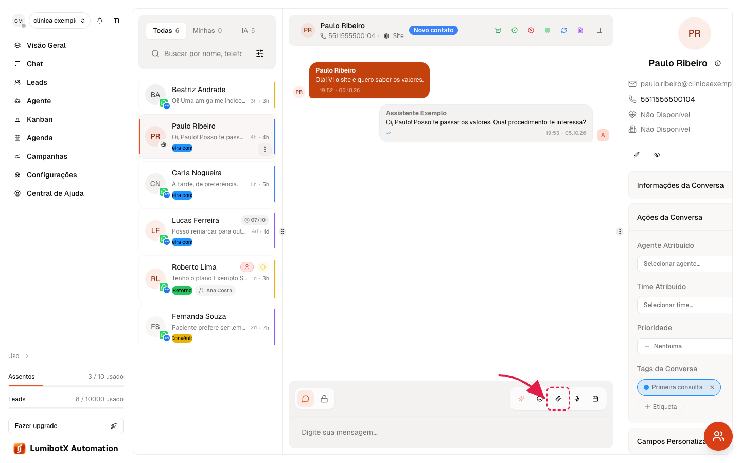 Barra de ferramentas do chat com uma seta vermelha apontando para o ícone de clipe de anexar arquivo