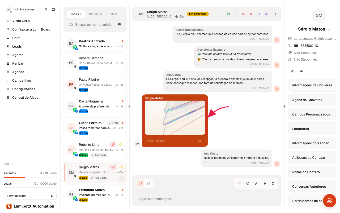 Imagem já enviada aparecendo no histórico da conversa, com uma seta vermelha apontando para a mídia recém-enviada