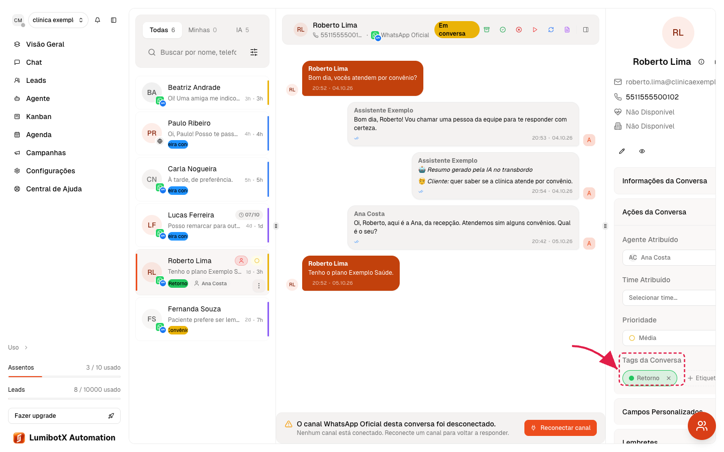 Conversa aberta com o painel de detalhes à direita e uma seta vermelha apontando para a área de etiquetas