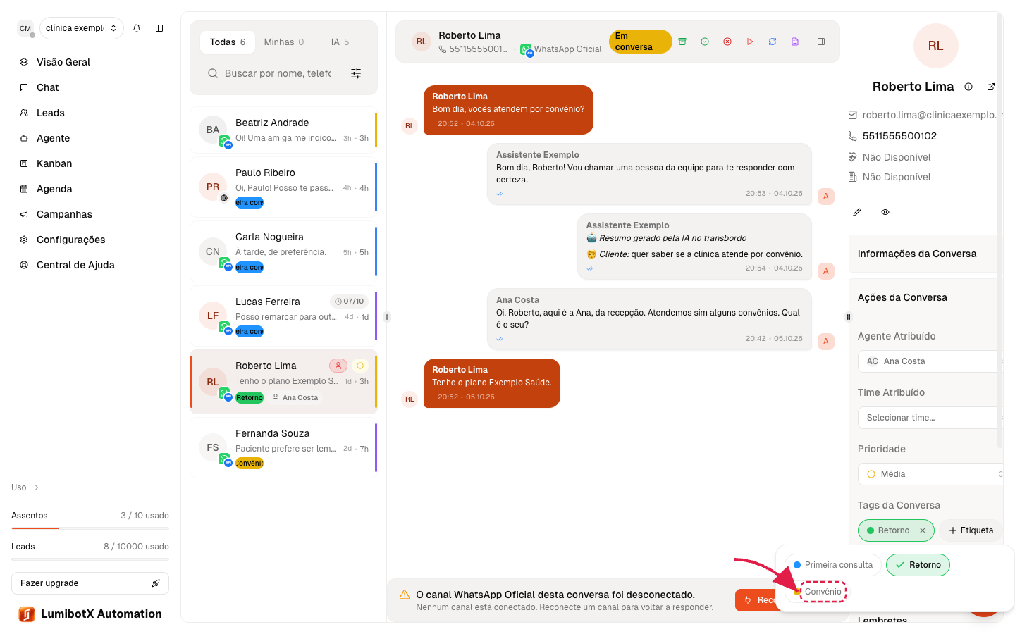 Seletor de etiquetas aberto no painel de detalhes, com uma seta vermelha apontando para uma etiqueta sendo marcada