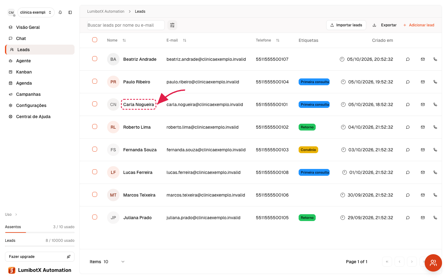 Tela de Leads com uma seta vermelha apontando para um contato na lista