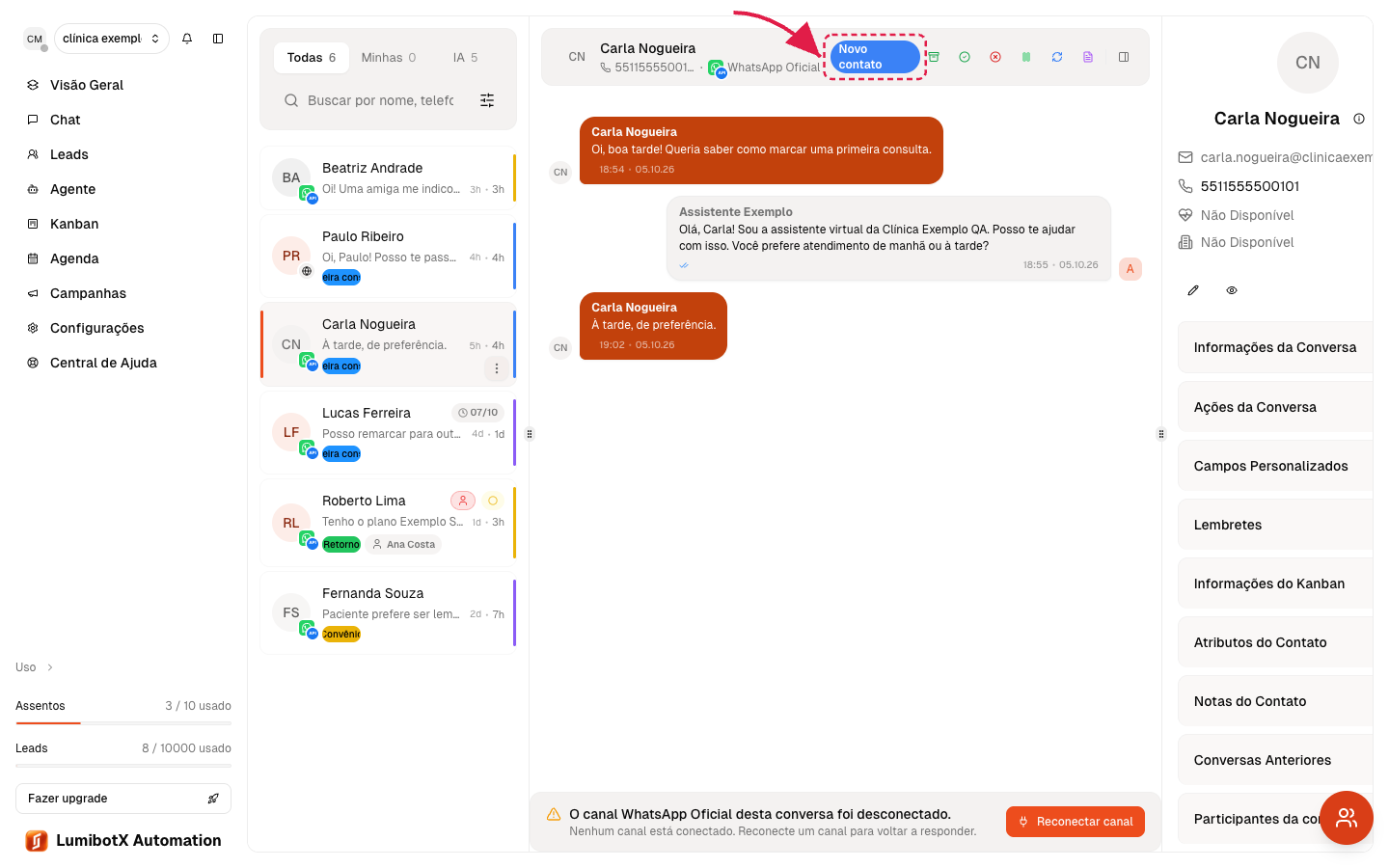Chat aberto com uma seta vermelha destacando o status da conversa no topo