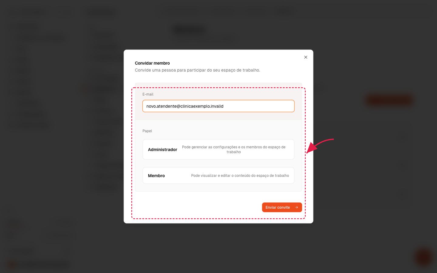 Janela de convite de equipe com seta vermelha apontando para o campo de e-mail e o botão de enviar convite