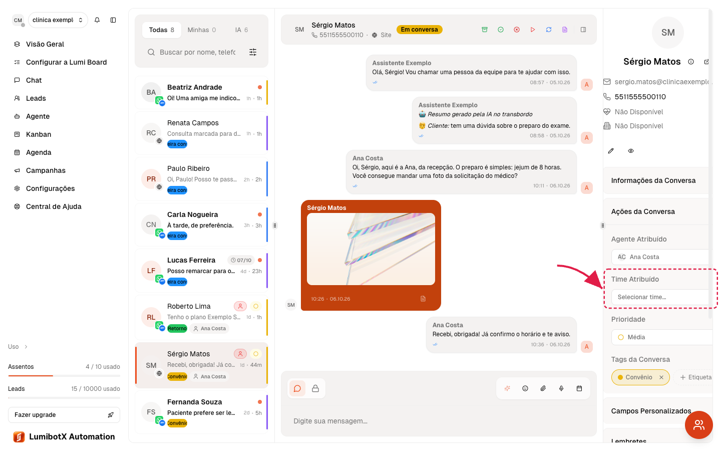 Painel de uma conversa com seta vermelha apontando para o campo de atribuição de Time