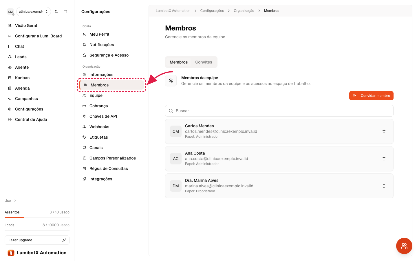 Menu de Configurações aberto, com uma seta vermelha apontando para o item "Membros" na seção Organização