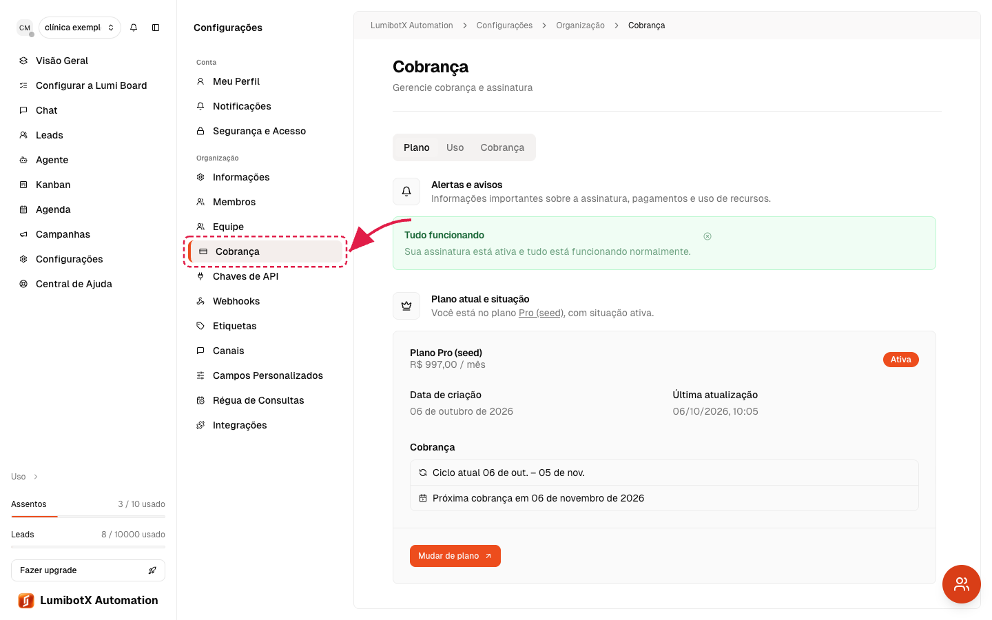 Menu de Configurações aberto com seta vermelha apontando para o item "Cobrança" na seção Organização